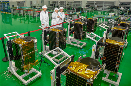 △2022年10月17日，位于吉林長春的長光衛(wèi)星技術(shù)股份有限公司科研人員在衛(wèi)星總裝測試大廳進(jìn)行相關(guān)測試工作。
