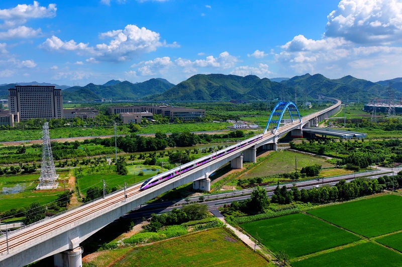 復(fù)興號(hào)亞運(yùn)智能動(dòng)車組列車。上海鐵路局融媒體中心供圖
