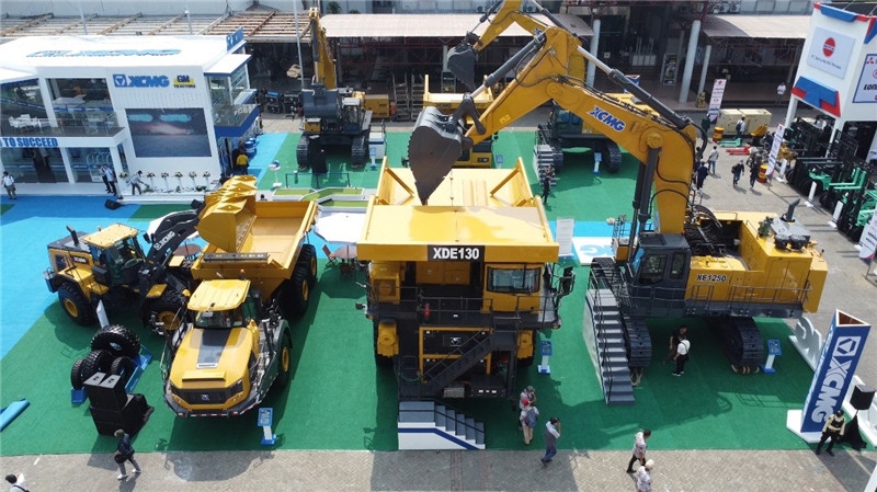 徐工集團(tuán)展出的125噸礦用挖掘機(jī)與130噸電傳動(dòng)礦卡。石偉攝影