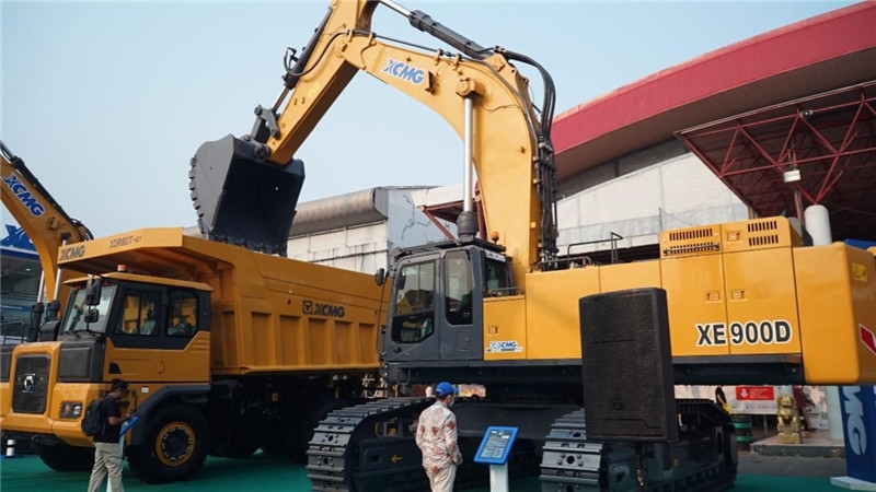 徐工集團(tuán)展出的90噸礦用挖掘機(jī)與80噸自卸車(chē)。石偉攝影