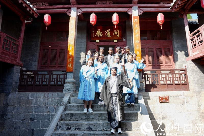 圖為選手們?cè)诤?huì)書(shū)院內(nèi)合影留念。人民網(wǎng) 盧鵬宇攝