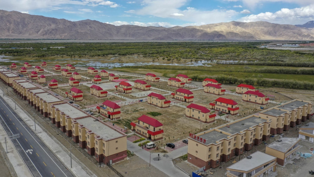 這是由深圳援疆修建的新疆塔什庫(kù)爾干塔吉克自治縣一處安置小區(qū)（2019年7月9日攝，無(wú)人機(jī)照片）。新華社記者 胡虎虎 攝
