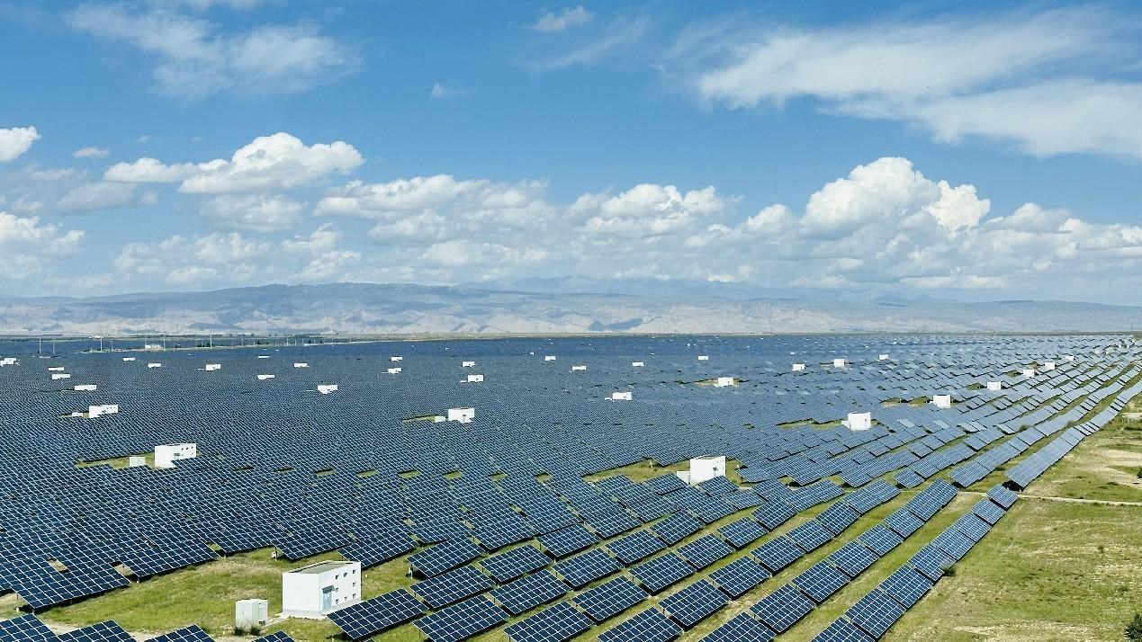 遠眺青海省海南州光伏發(fā)電園區(qū)。人民網(wǎng) 劉沛然攝