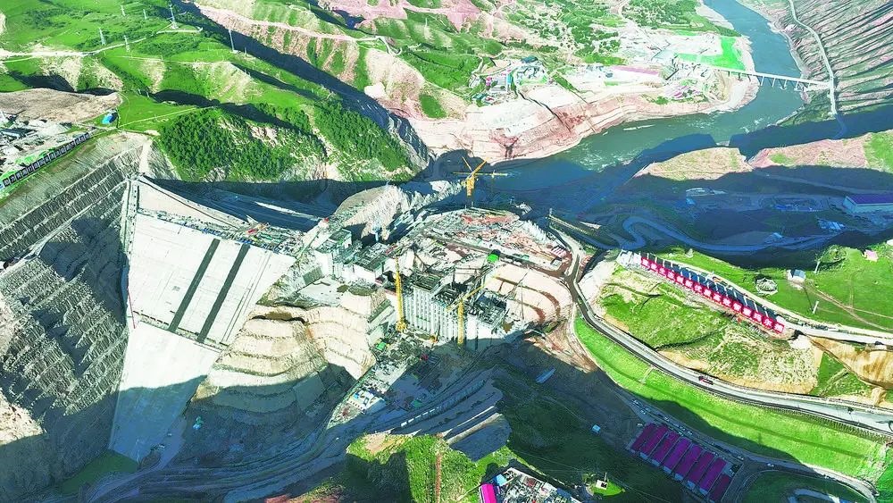 瑪爾擋水電站項目建設現(xiàn)場。國家能源集團青?，敔枔跛娬竟﹫D