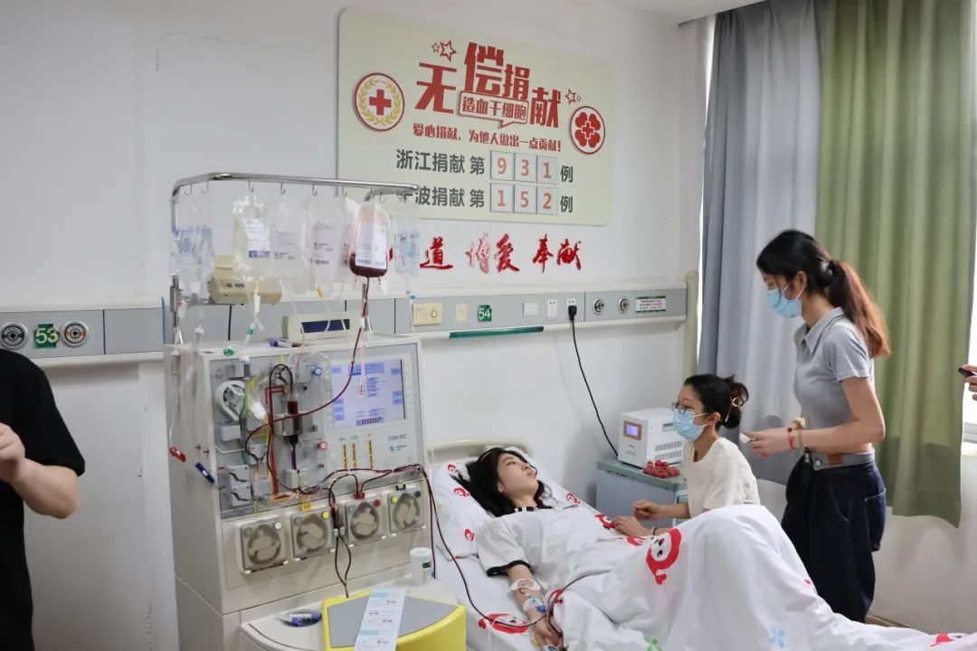 陸冰冰（右三）捐獻(xiàn)185毫升造血干細(xì)胞。受訪者供圖