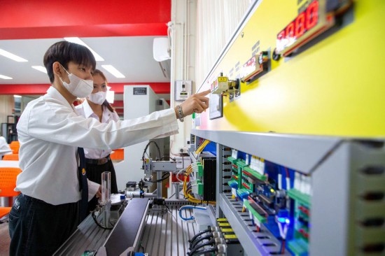 3月14日，在泰國大城府大城技術學院魯班工坊，學生在課堂上操作自動化生產(chǎn)線安裝調(diào)試系統(tǒng)。新華社記者 王騰 攝