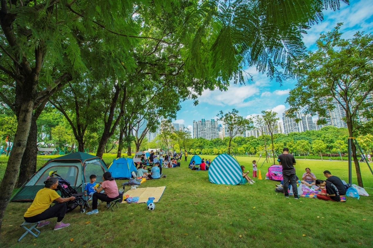 珠江公園內(nèi)，居民們正露營休憩。受訪者供圖