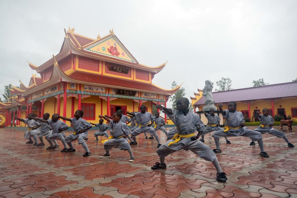 1月21日，在位于贊比亞首都盧薩卡市郊區(qū)的少林寺文化中心，學(xué)員練習(xí)中國功夫。