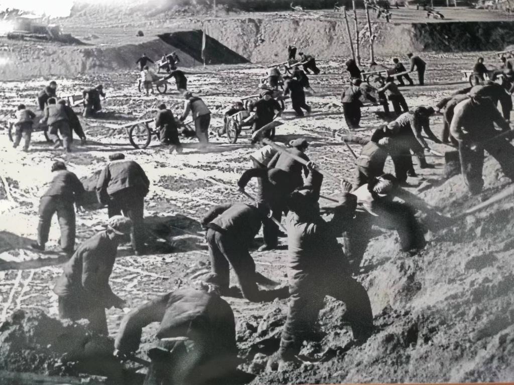 20世紀(jì)70年代，高西溝人治理水土流失場(chǎng)景。（資料圖片）