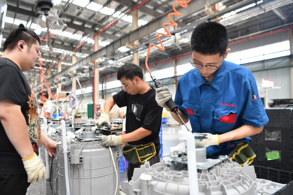 2023年7月20日，工人在位于西安國際港務(wù)區(qū)的陜西康佳智能家電有限公司生產(chǎn)車間工作。 新華社記者 張博文 攝