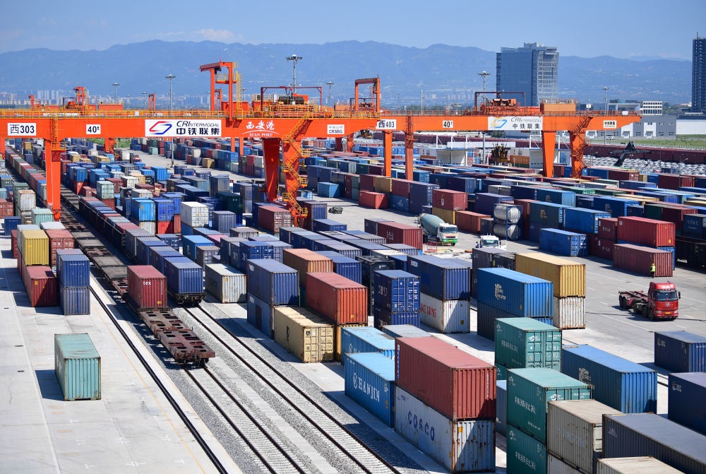 長安號中歐班列在西安新筑車站內(nèi)裝卸集裝箱（2019年8月15日攝）。新華社記者 邵瑞 攝