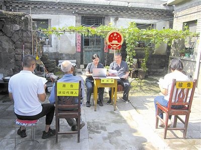 圖②：法庭在農家小院開展巡回審判。