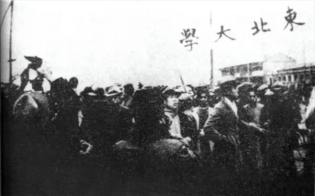 △東北大學(xué)學(xué)生走在一二·九請(qǐng)?jiān)赣涡嘘?duì)伍最前列。