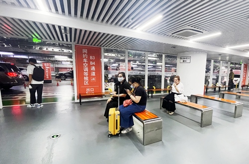 旅客在網(wǎng)約車空調(diào)等候區(qū)等候網(wǎng)約車。人民網(wǎng)記者 喬雪峰攝