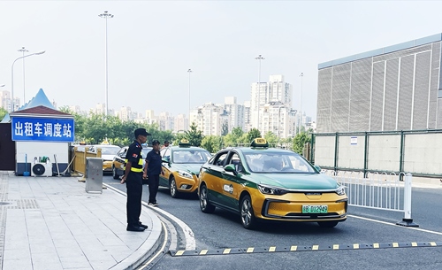 北京南站實施出租車北廣場落客分流，實現(xiàn)“落、接”兩用。人民網(wǎng)記者 喬雪峰攝
