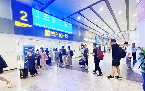 在快速進站廳前排隊等待檢票的旅客。人民網(wǎng)記者 喬雪峰攝