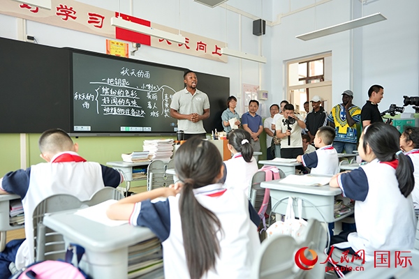 來自尼日利亞的李昊瑞在表演繞口令。人民網(wǎng) 盧鵬宇攝