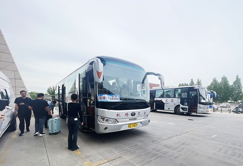 旅客準備乘坐免費擺渡車前往正定機場。人民網(wǎng)記者 喬雪峰攝