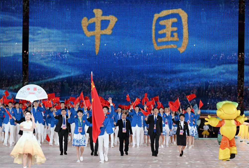 中國代表團在開幕式上入場。