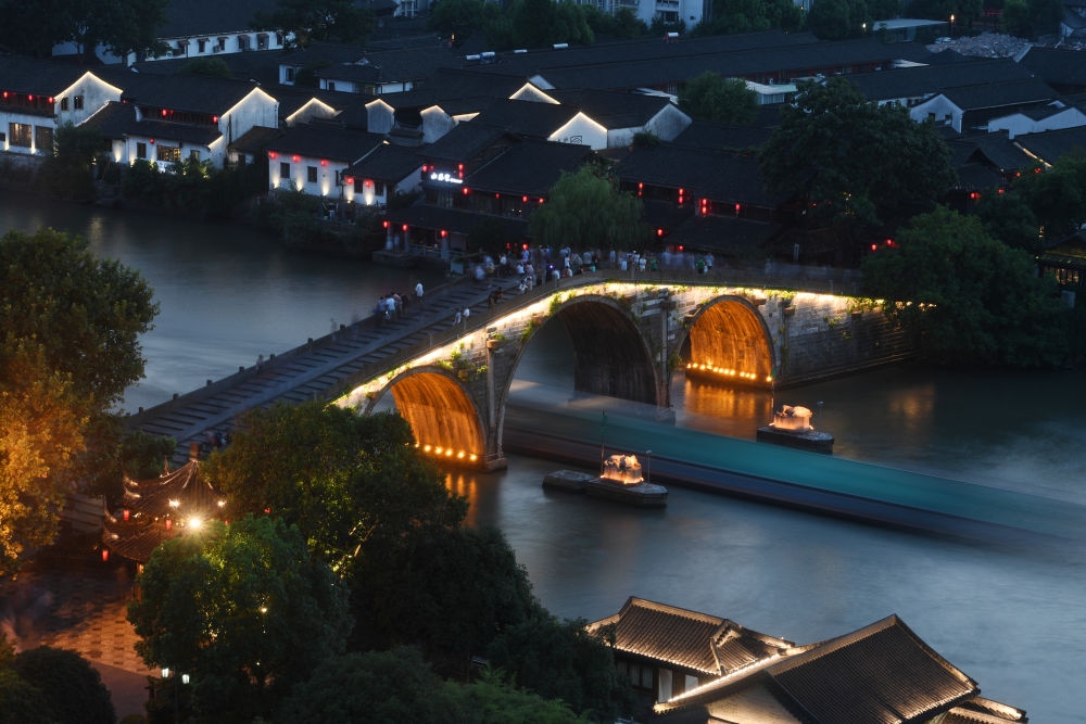 一艘貨船經(jīng)過京杭大運河杭州段的標志性建筑拱宸橋。