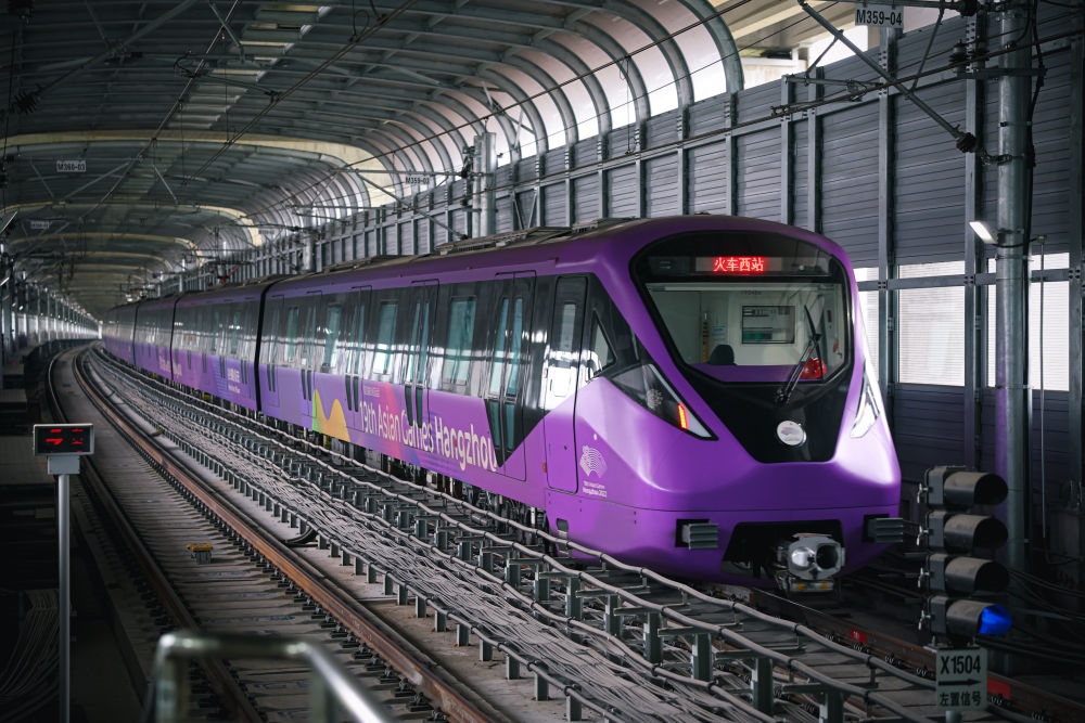 從杭州火車西站出發(fā)，地鐵19號線貫穿杭州火車東站、杭州蕭山機場，“亞運號”地鐵專列運行在這條線路上。