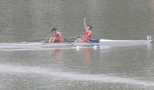 9月24日，鄒佳琪/邱秀萍在杭州亞運會賽艇女子雙人雙槳決賽中獲得冠軍。圖為中國選手慶祝勝利。 人民網(wǎng)記者 李乃妍攝