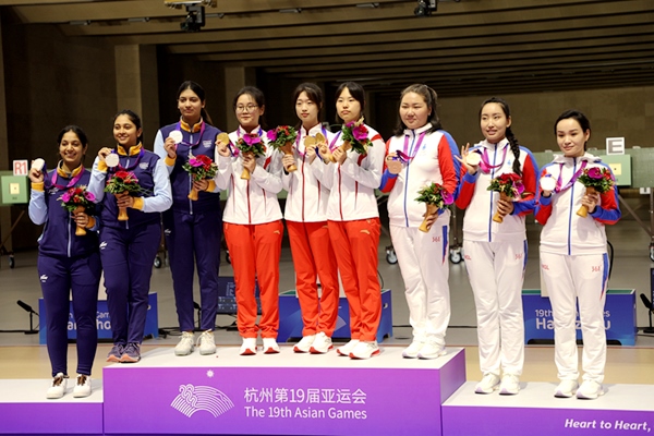9月24日，杭州亞運(yùn)會(huì)射擊女子10米氣步槍團(tuán)體賽頒獎(jiǎng)儀式。人民網(wǎng)記者 胡雪蓉?cái)z