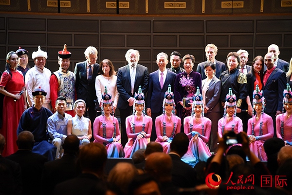 中國駐瑞典大使崔愛民夫婦與演職人員及部分來賓合影留念。人民網(wǎng)記者 殷淼攝