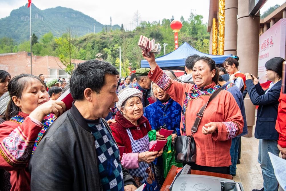 4月13日，在華溪村第五屆分紅大會(huì)上，村民在排隊(duì)領(lǐng)取分紅。新華社記者 唐奕 攝