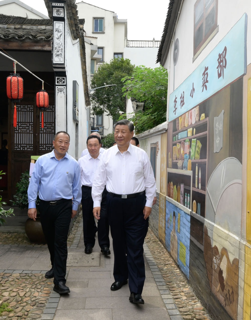 20日上午，習(xí)近平在金華市義烏市后宅街道李祖村考察。