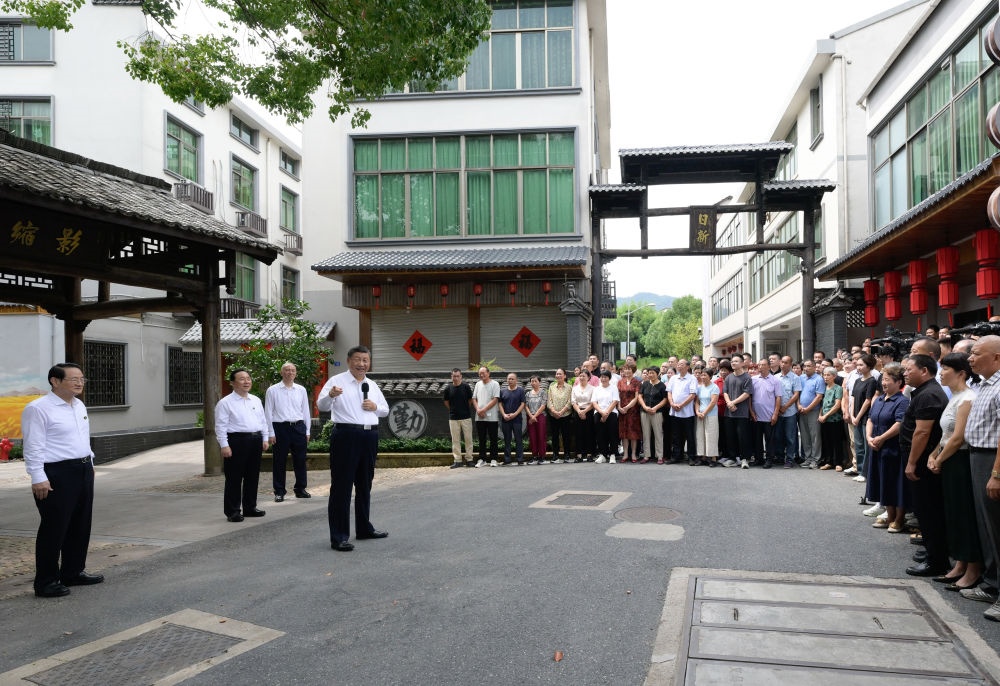 20日上午，習(xí)近平在金華市義烏市后宅街道李祖村考察時(shí)，同群眾親切交流。