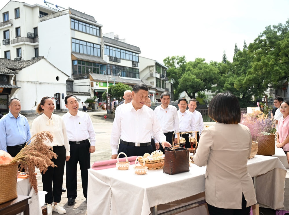 20日上午，習(xí)近平在金華市義烏市后宅街道李祖村考察。