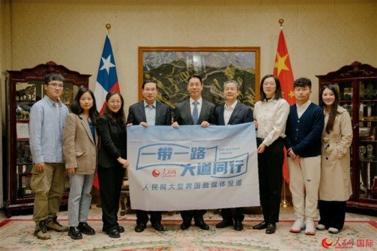 牛清報(bào)大使（中）與人民網(wǎng)、人民日?qǐng)?bào)社記者合影。 人民網(wǎng)記者 張若涵攝