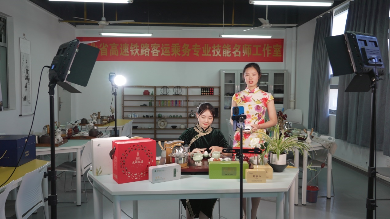 學生們正在直播。受訪單位供圖