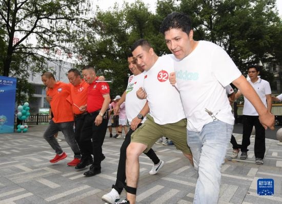 9月28日，在柯橋柯亭社區(qū)，各民族居民參加趣味運(yùn)動(dòng)會(huì)。