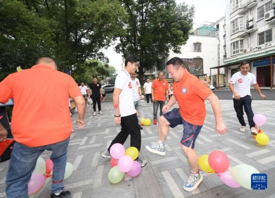 9月28日，在柯橋柯亭社區(qū)，各民族居民參加趣味運(yùn)動(dòng)會(huì)。