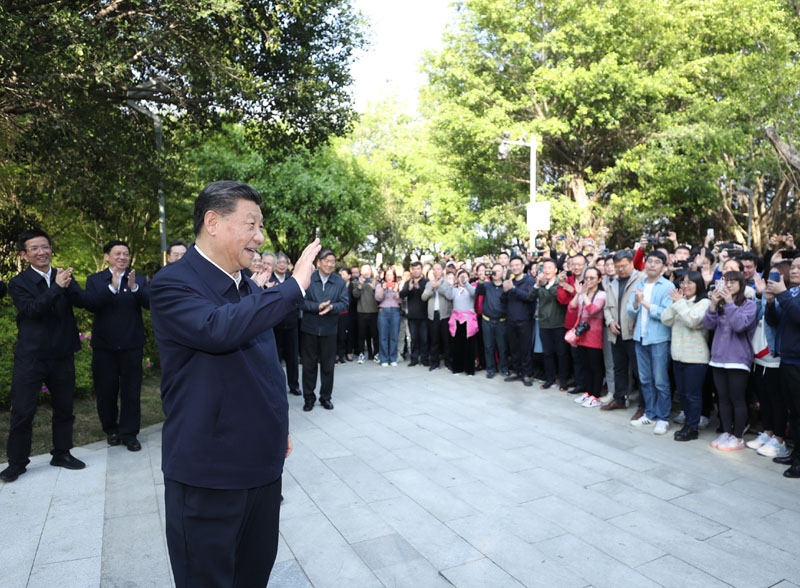 2021年3月24日，習(xí)近平在福建省福州市福山郊野公園考察時，向市民們招手致意。