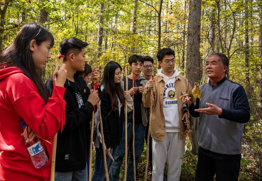 魏本勝為清華大學(xué)同學(xué)介紹長(zhǎng)白山人參文化。嚴(yán)磊攝