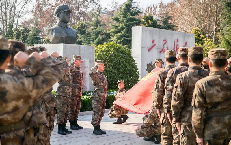 2018年12月14日，陸軍第71集團(tuán)軍某合成旅王杰生前所在連官兵組織黨員重溫入黨誓詞