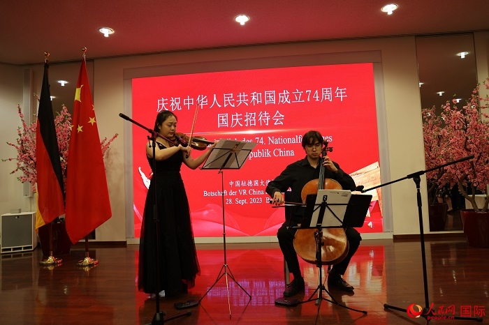 青年音樂(lè)家為來(lái)賓們現(xiàn)場(chǎng)演奏《我和我的祖國(guó)》。人民網(wǎng)記者 劉仲華攝