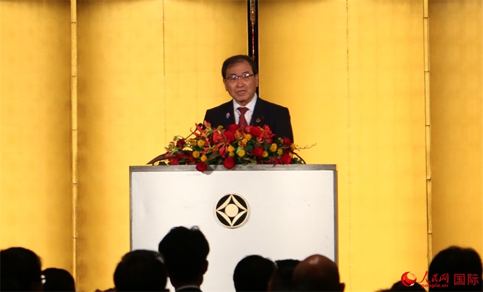 日本經(jīng)濟團體聯(lián)合會會長十倉雅和發(fā)表致辭。人民網(wǎng) 許可攝