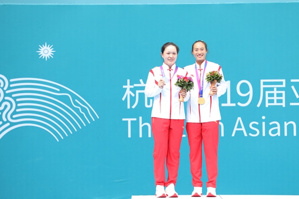 9月29日，鄭欽文(右)和朱琳在頒獎(jiǎng)儀式上合影。當(dāng)日，在杭州亞運(yùn)會(huì)網(wǎng)球女子單打決賽中，中國(guó)代表團(tuán)選手鄭欽文2:0戰(zhàn)勝隊(duì)友朱琳奪得冠軍。人民網(wǎng)記者 李乃妍攝