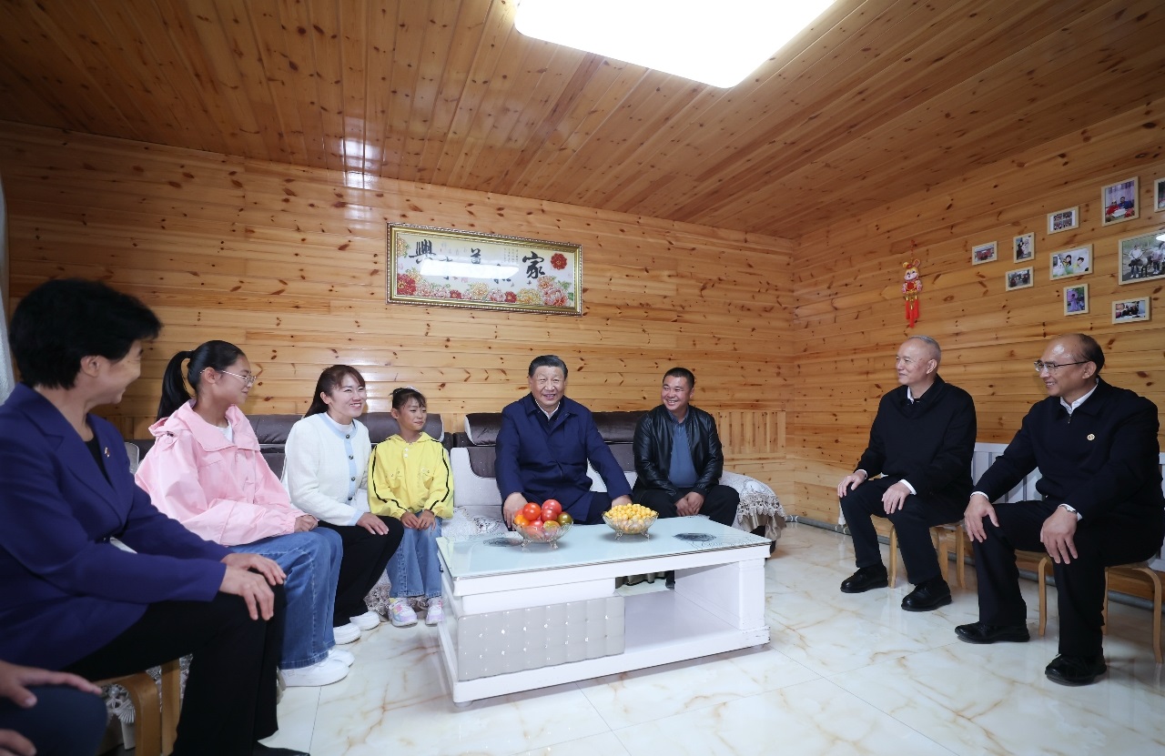 △2023年9月6日，習(xí)近平總書記在大興安嶺地區(qū)漠河市北極村同村民史瑞娟一家親切交談。