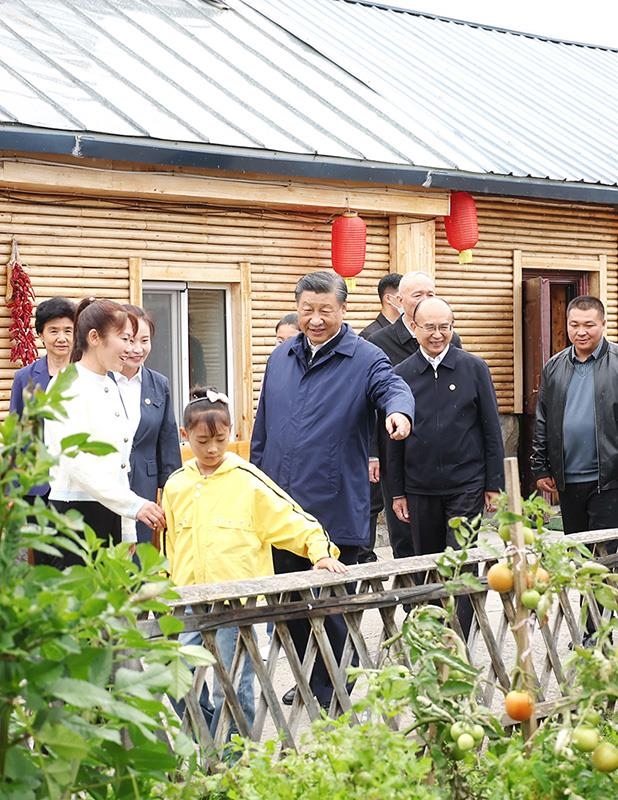 △2023年9月6日，習近平總書記在黑龍江漠河市北極村村民史瑞娟家的民宿小院考察。