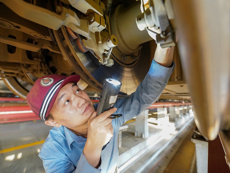陳浦燕在對入庫動車組進行巡檢作業(yè)。受訪者供圖