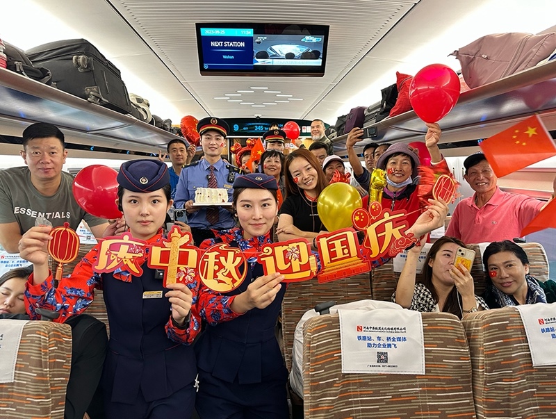 孫柄全與班組人員、旅客共同“慶中秋，迎國慶”。受訪者供圖