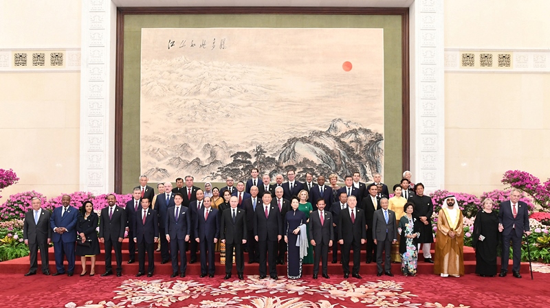 2019年4月26日，習(xí)近平主席和夫人彭麗媛在北京人民大會堂舉行宴會，歡迎出席第二屆“一帶一路”國際合作高峰論壇的外方領(lǐng)導(dǎo)人夫婦及嘉賓。這是習(xí)近平和彭麗媛同外方領(lǐng)導(dǎo)人夫婦及嘉賓合影留念。