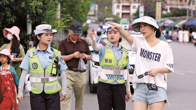 女子中隊隊員在小七孔景區(qū)給游客指路。莫玄毅攝