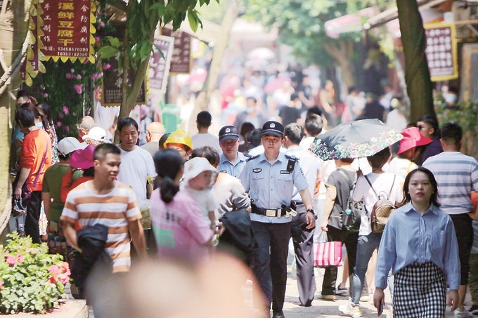 李莊派出所民警在古鎮(zhèn)景區(qū)巡邏。胡澎攝