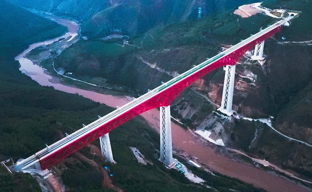 中老鐵路首發(fā)列車駛過中國云南省元江哈尼族彝族傣族自治縣境內(nèi)的元江雙線特大橋（2021年12月3日攝，無人機(jī)照片）。